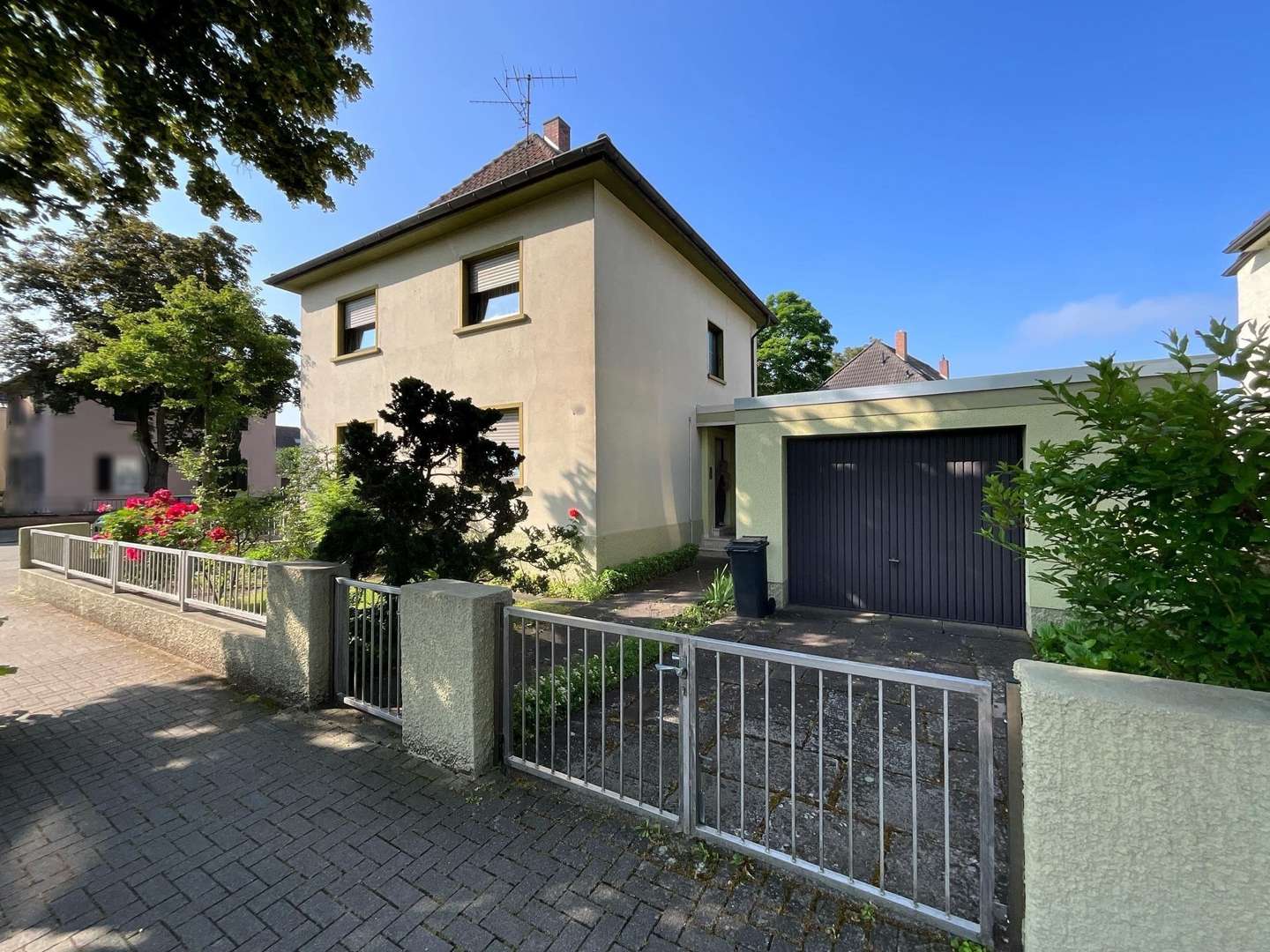 Garage und Stellplatz davor - Einfamilienhaus in 67069 Ludwigshafen mit 186m² kaufen
