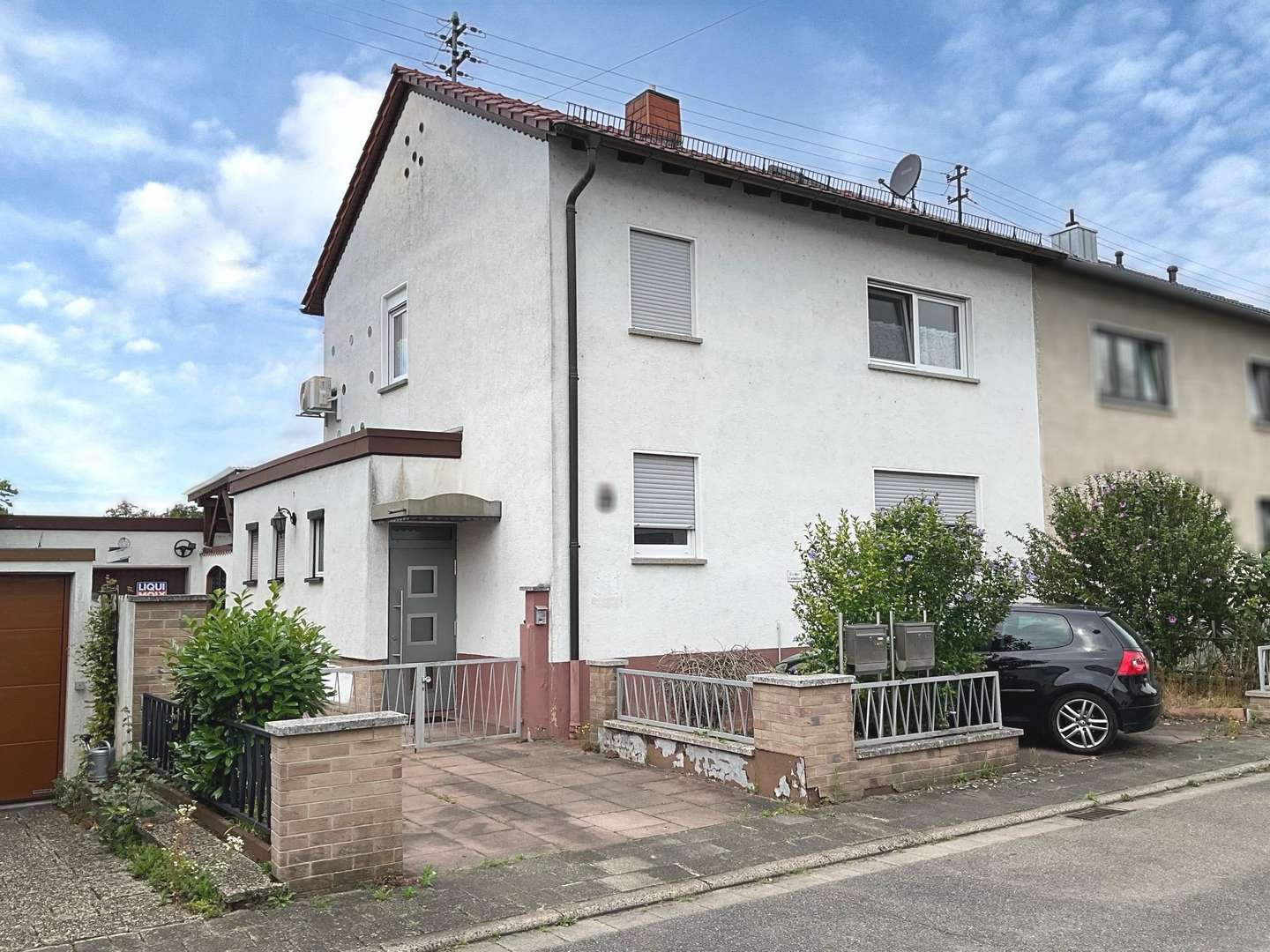 Vorderseite mit Stellplatz vorm Haus Vorderseite mit Stellplatz vorm Haus - Erdgeschosswohnung in 67459 Böhl-Iggelheim mit 86m² kaufen