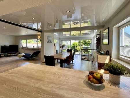 Blick aus der Küche - Erdgeschosswohnung in 67373 Dudenhofen mit 106m² kaufen