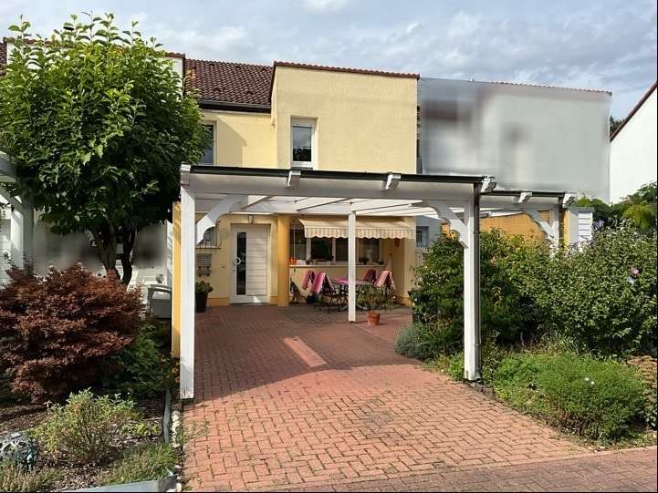 Vorderseite mit Carport und Freisitz Vorderseite mit Carport und Freisitz - Reihenmittelhaus in 67069 Ludwigshafen mit 119m² kaufen