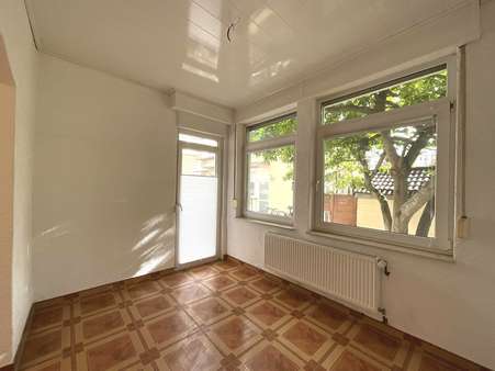 Esszimmer - Blick zum Fenster und Terrassentür Esszimmer - Blick zum Fenster und Terrassentür - Erdgeschosswohnung in 67061 Ludwigshafen mit 95m² kaufen