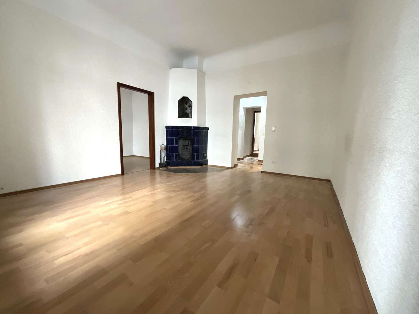 Wohnzimmer mit Blick zum Eckkamin Wohnzimmer mit Blick zum Eckkamin - Erdgeschosswohnung in 67061 Ludwigshafen mit 95m² kaufen