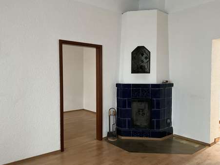 Wohnzimmer mit Eckkamin Wohnzimmer mit Eckkamin - Erdgeschosswohnung in 67061 Ludwigshafen mit 95m² kaufen