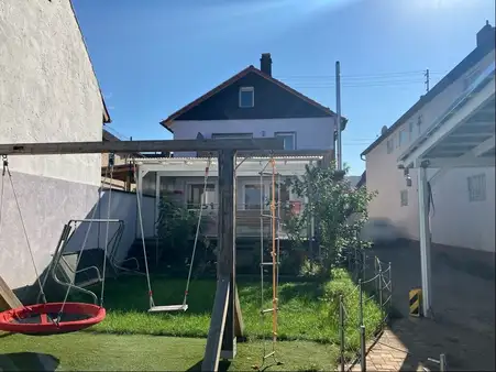 Großzügiges, freistehendes Haus mit Wintergarten, Garage und großem Garten