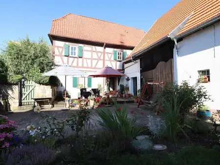 Gepflegtes Fachwerkhaus mit Scheune und Garten in Lachen-Speyerdorf