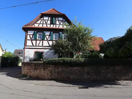 Gepflegtes Fachwerkhaus mit Scheune und Garten in Lachen-Speyerdorf