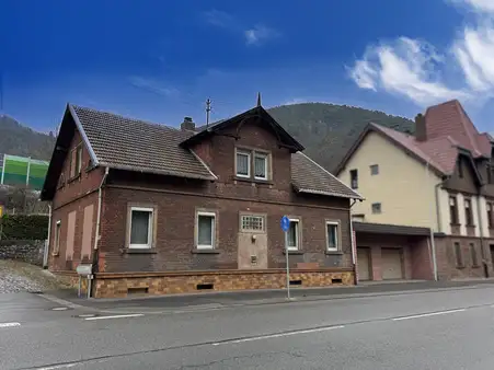Großzügiges Einfamilienhaus - freistehend mit Garten und zwei Doppelgaragen
