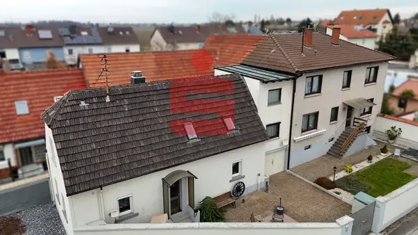 Zwei Häuser auf einem Grundstück 
