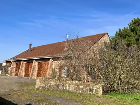Einzigartiges Anwesen mit Charme und Geschichte in Feldrandlage von Obersülzen. 