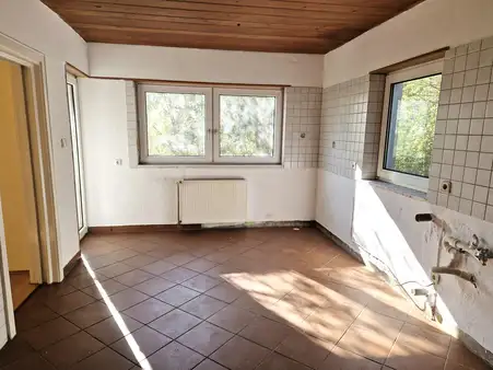 Sanierungsobjekt mit großem Grundstück und Burgblick