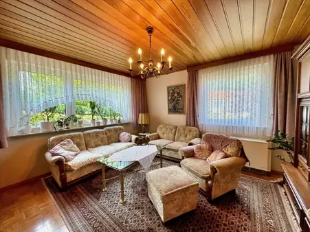 Wohnen, wo andere Urlaub machen – Charmantes Wohnhaus mit großem Garten und Privatwald