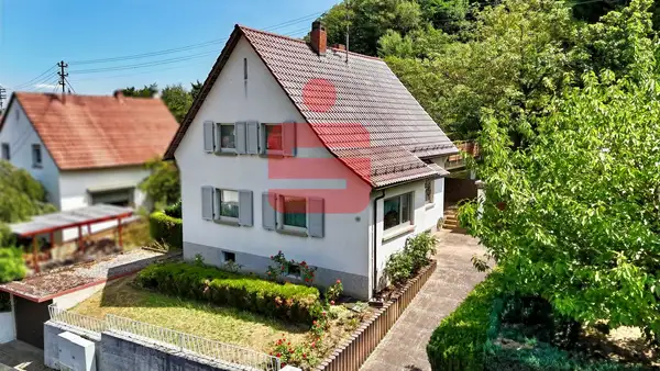 Wohnen, wo andere Urlaub machen – Charmantes Wohnhaus mit großem Garten und Privatwald