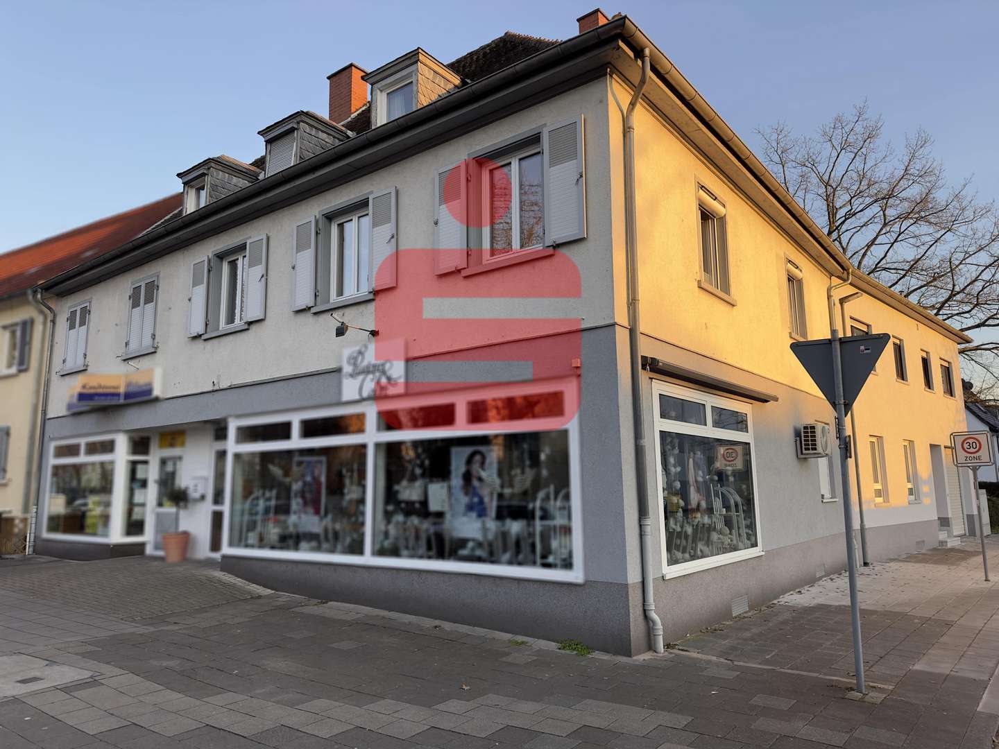 Außenaufnahme der Immobilie Außenaufnahme der Immobilie - Mehrfamilienhaus in 67227 Frankenthal mit 265m² kaufen