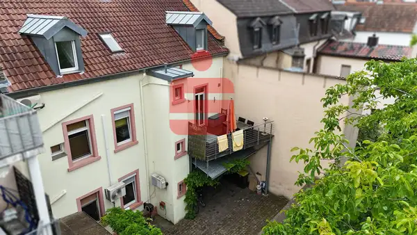 Mehrfamilienhaus mit Stellplätzen in zentraler Lage mit grüner Oase!