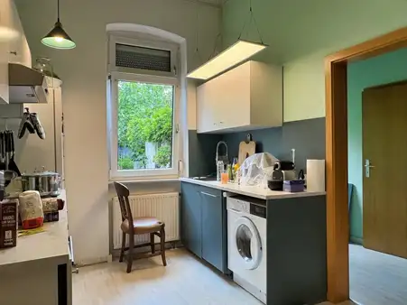 Mehrfamilienhaus mit Stellplätzen in zentraler Lage mit grüner Oase!