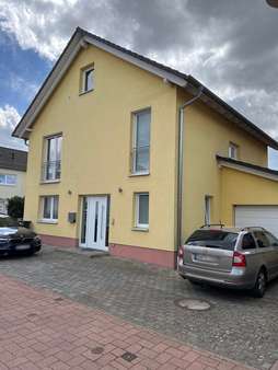 Hauszugang mit Garage - Einfamilienhaus in 76879 Bornheim mit 130m² kaufen