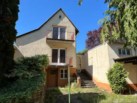 Wohnhaus mit Sanierungsbedarf und 1.000.m² Grundstück in bevorzugter Lage