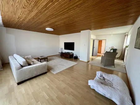 W O H N R A U M -
Charmantes 1-2 Familienhaus mit Sonnengarten
