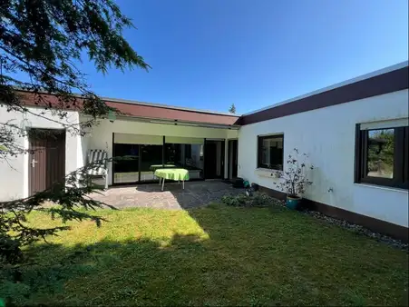 Wohnen auf einer Ebene mit Terrasse und Garten

