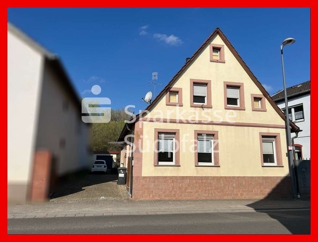 Straßenansicht mit Hofeinfahrt - Einfamilienhaus in 76831 Billigheim-Ingenheim mit 110m² kaufen