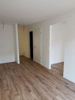 Flur und Küche (Beispiel) Flur und Küche (Beispiel) - Etagenwohnung in 67480 Edenkoben mit 101m² mieten