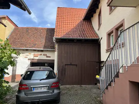 Wohnhaus mit Scheune und Garten