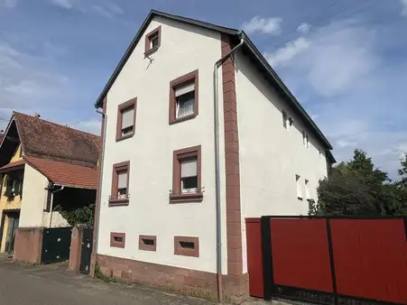 Wohnhaus mit Scheune und Garten