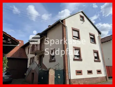 Wohnhaus mit Scheune und Garten