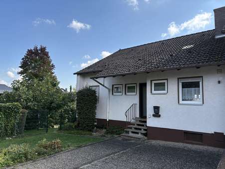 Hausansicht Rückseite mit Eingang Hausansicht Rückseite mit Eingang - Reihenendhaus in 76863 Herxheim mit 150m² kaufen