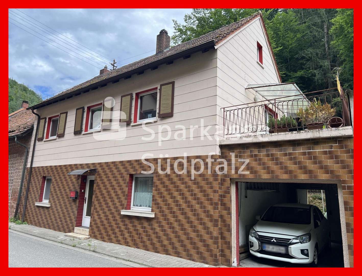 Aussenansicht mit Garage, Straßenseite Aussenansicht mit Garage, Straßenseite - Einfamilienhaus in 67471 Elmstein mit 85m² kaufen