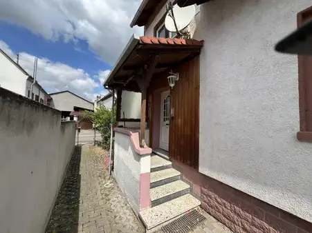 Kleine Doppelhaushälfte mit Potenzial!