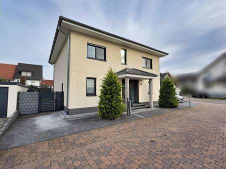 Straßenansicht Straßenansicht - Einfamilienhaus in 67360 Lingenfeld mit 174m² kaufen