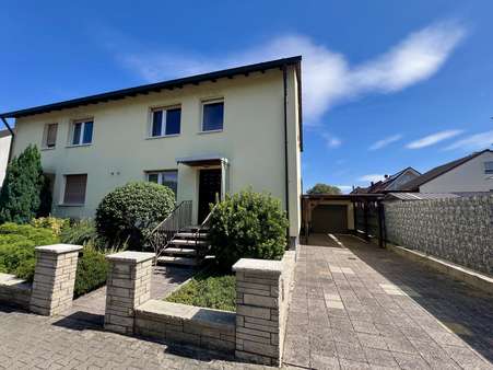 Straßenansicht - Doppelhaushälfte in 76744 Wörth mit 102m² kaufen