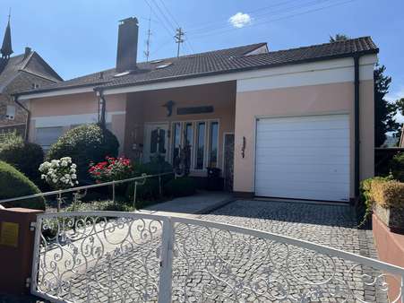 Hauszugang mit Garage Hauszugang mit Garage - Einfamilienhaus in 76831 Birkweiler mit 156m² kaufen