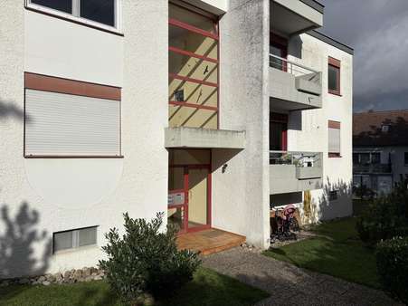 Hausfront Vorderseite und Eingangsbereich - Erdgeschosswohnung in 76887 Bad Bergzabern mit 86m² kaufen