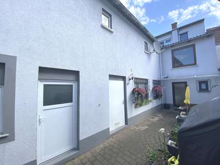 Weg zum Hauseingang - Mehrfamilienhaus in 68647 Biblis mit 211m² kaufen