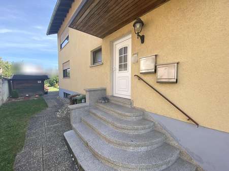Hauseingang Hauseingang - Zweifamilienhaus in 64683 Einhausen mit 185m² kaufen