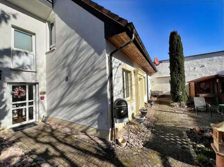 Vorderansicht mit Hof/Garten - Einfamilienhaus in 55597 Wöllstein mit 128m² kaufen