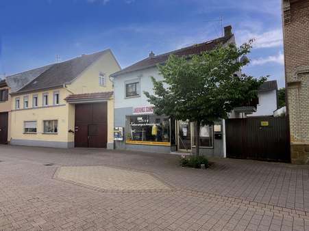 Strassenansicht gesamt - Mehrfamilienhaus in 55597 Wöllstein mit 170m² kaufen
