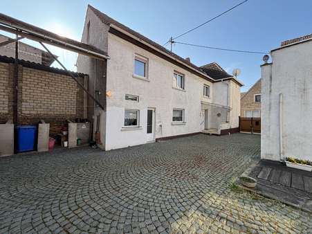 Hofansicht - Einfamilienhaus in 67575 Eich mit 166m² kaufen