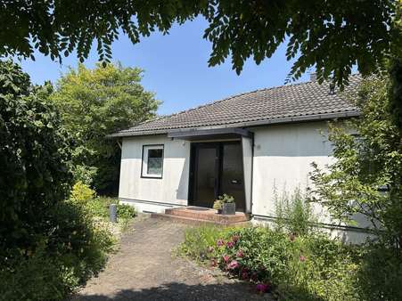 Straßenansicht - Bungalow in 55294 Bodenheim mit 117m² kaufen