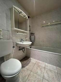 Badezimmer Badezimmer - Etagenwohnung in 55246 Mainz-Kostheim mit 80m² kaufen