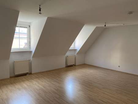 Wohnzimmer - Dachgeschosswohnung in 67547 Worms mit 90m² kaufen