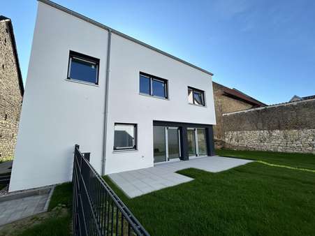 Garten und Terrasse - Doppelhaushälfte in 55278 Hahnheim mit 161m² kaufen