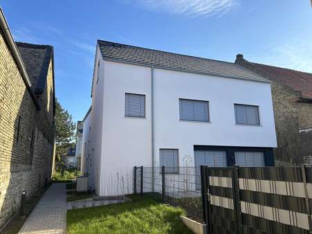 Außenansicht  - Doppelhaushälfte in 55278 Hahnheim mit 161m² kaufen