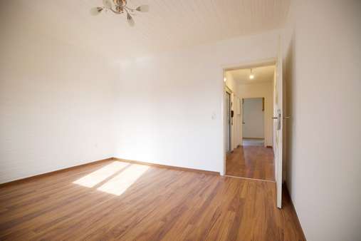 Schlafzimmer Blick Flur - Etagenwohnung in 67549 Worms mit 85m² mieten