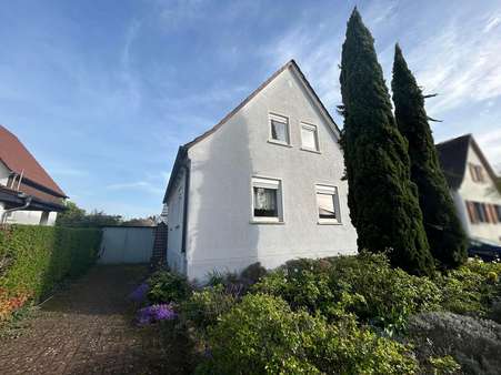 Frontansicht Garageneinfahrt - Einfamilienhaus in 67574 Osthofen mit 81m² kaufen