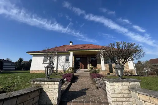 Großzügiger Bungalow mit traumhaftem Garten
