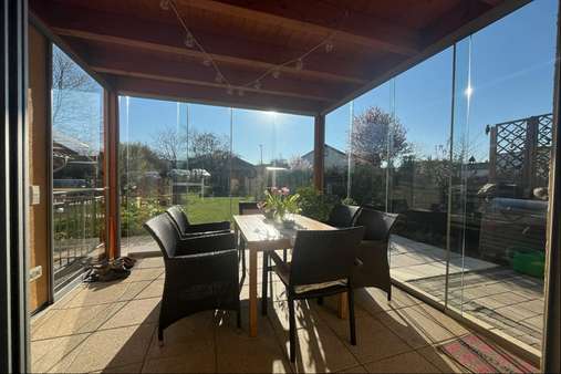 Terrasse vor Wohn-Esszimmer - Einfamilienhaus in 55411 Bingen mit 228m² kaufen