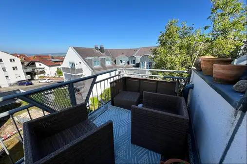 Ruhiges, gemütliches Kuschelnest unterm Dach, sogar mit Panoramablick! 